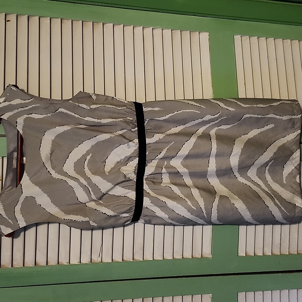 LOFT Gray and White Dress With Black Belt. Great For No Wrinkling. No Sleeves